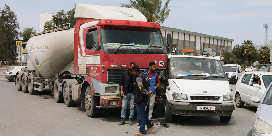 Kırmızı ışıkta geçti, kazaya sebep oldu