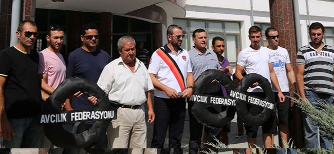 Avcılardan hükümete siyah çelenk