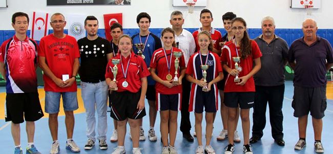 Masa tenisinde Elif ve Vehbi şampiyon