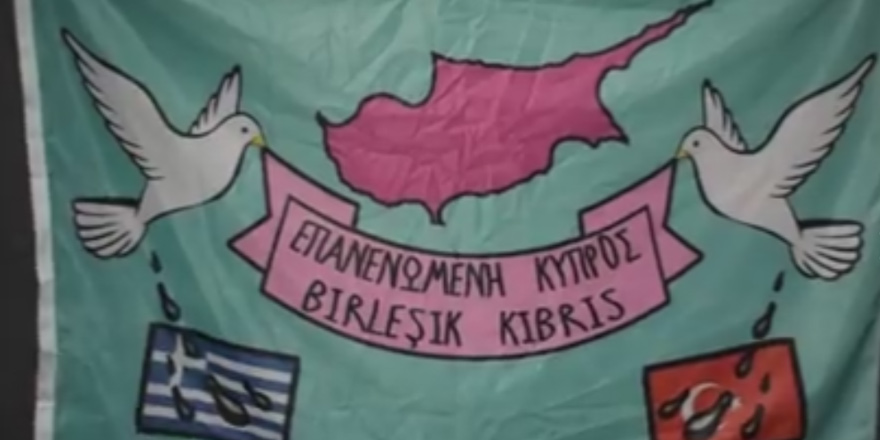 Okul bahçesine "Birleşik Kıbrıs" bayrağı astılar