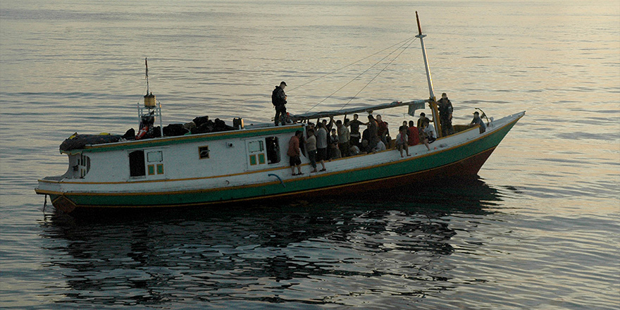 Mültecileri taşıyan gemi Baf açıklarında arızalandı