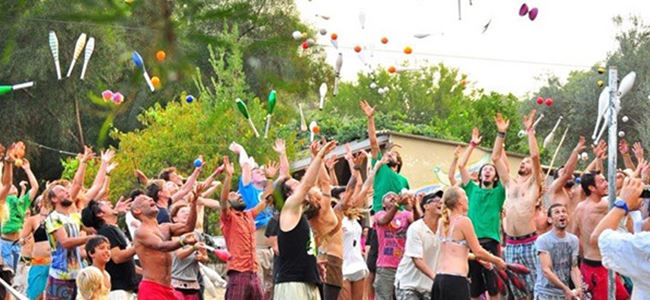 Toplar, lobutlar havada uçuşuyor