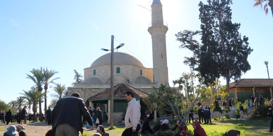 Hala Sultan Tekkesi’nde “turistler örtünsün” gerilimi