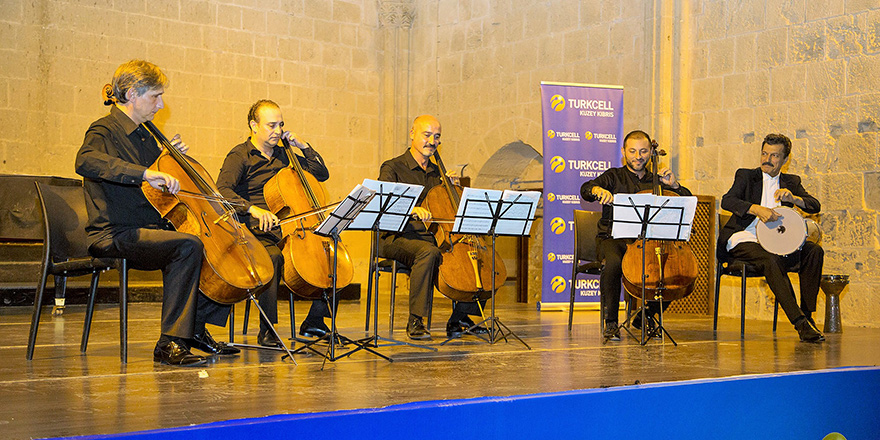 Burhan Öçal ile Çellistanbul Quartet dinleyenleri büyüledi