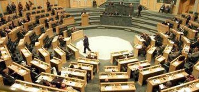 Vekiller parlamentoda ateş açtı