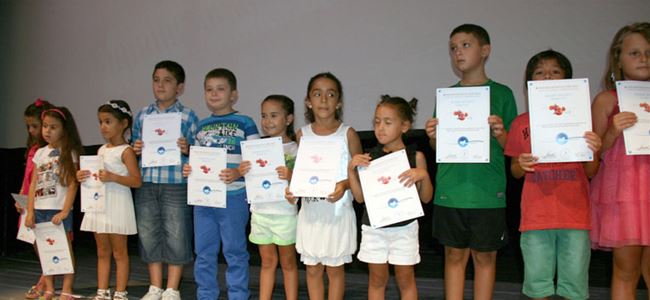 Yüzücüler sertifikalarını aldı