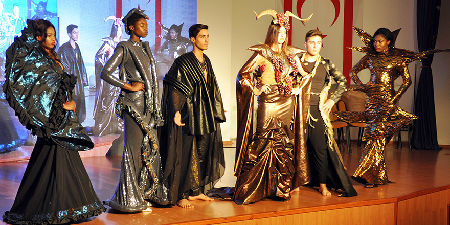 TMK, tarihi ve kültürel değerleri kıyafetlerle sahneye taşıdı…