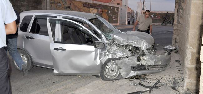 Hızını alamadı, müzenin duvarına çarptı