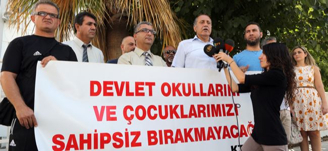 Öğretmenler Maliye önünde  eylem yaptı