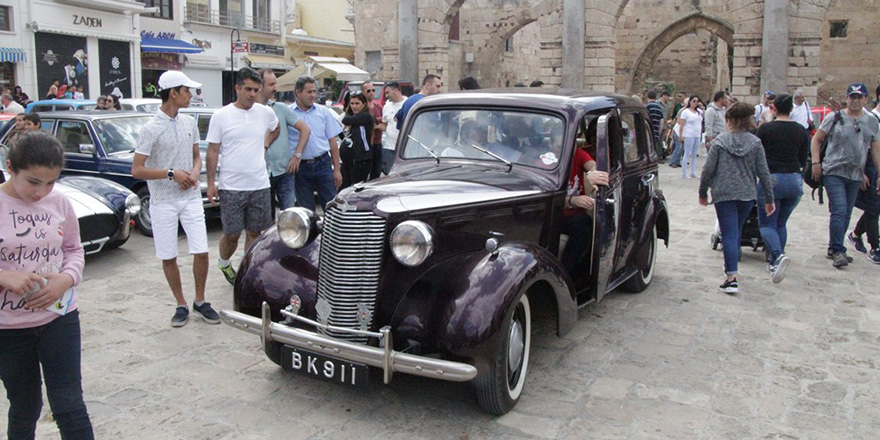 Klasik otomobiller Namık Kemal Meydanı’ndaydı…