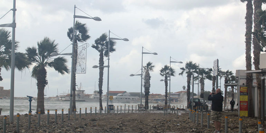 Şiddetli rüzgar Limasol’da zarara yol açtı