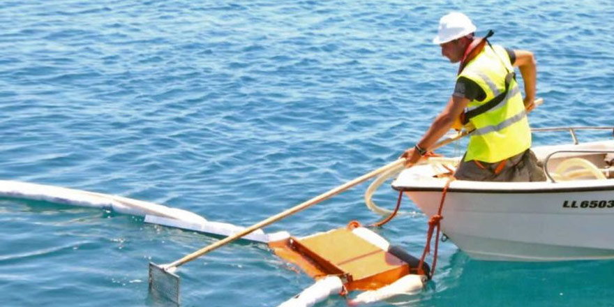 Limasol'da deniz devriyeleri atıkları temizledi
