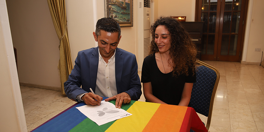 LGBTİ+ Dostu Belediyecilik Protokolü’nü Birol Karaman imzaladı.