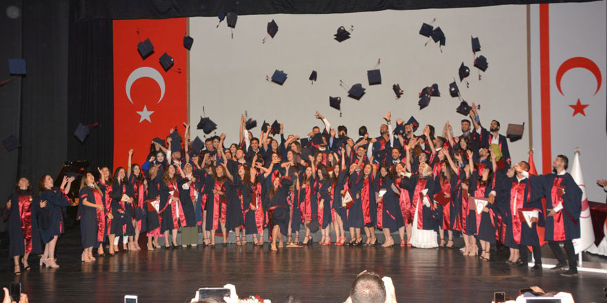 YDÜ'de mezuniyet sevinci