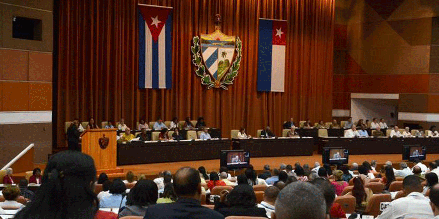 Küba parlamentosu Komünizmi anayasadan çıkardı