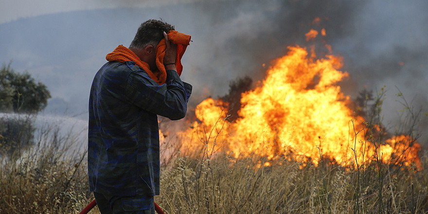Yunanistan'da yangın istifa getirdi