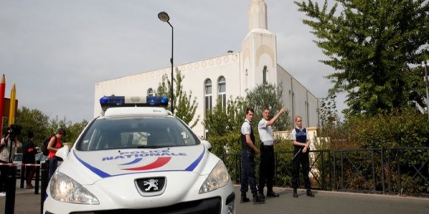 Paris'te bıçaklı saldırı: Ölüler ve yaralılar var