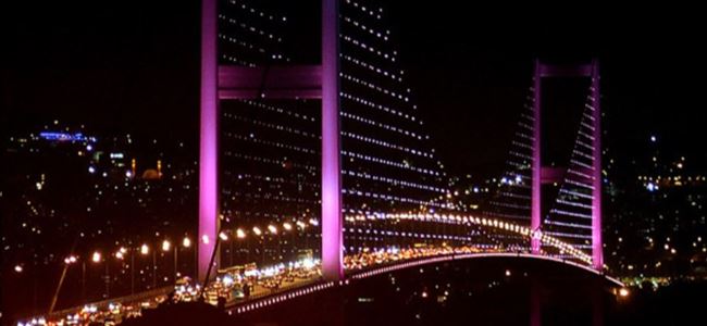 Boğaziçi Köprüsü pembeye büründü