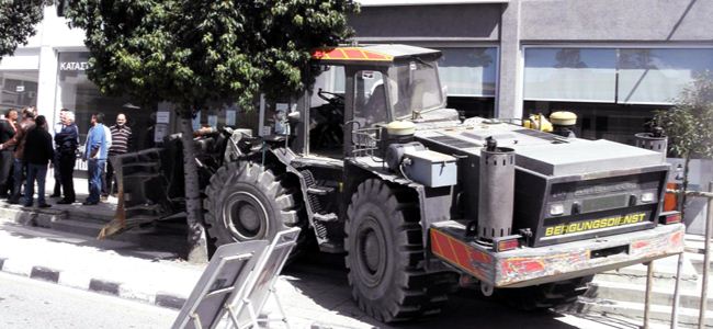 Kıbrıslı Rum çiftçi bankaya buldozerle geldi