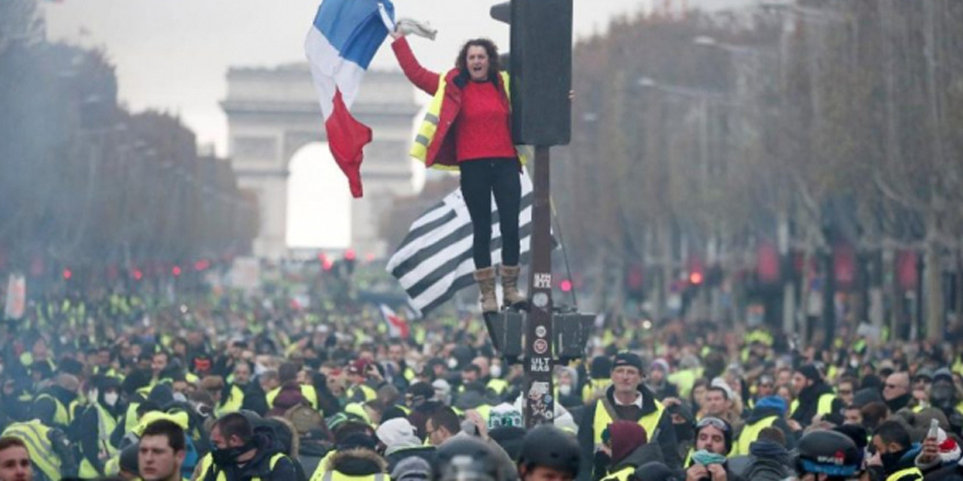 Fransa'da eylemler etkili oldu: Akaryakıt zammı ertelendi