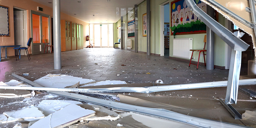 Güneyde bir okulu su bastı, bir anaokulunun giriş kısmı çöktü