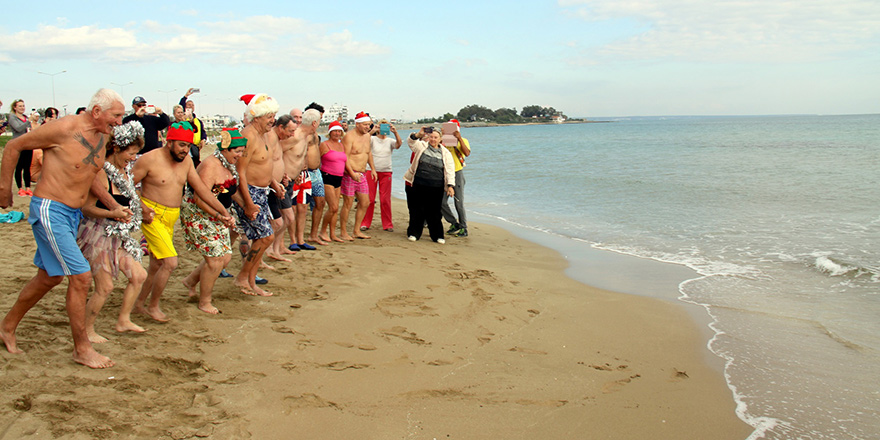 Noel kutlaması için denize girdiler