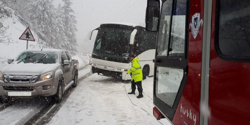 Turist otobüsü Trodos'ta mahsur kaldı
