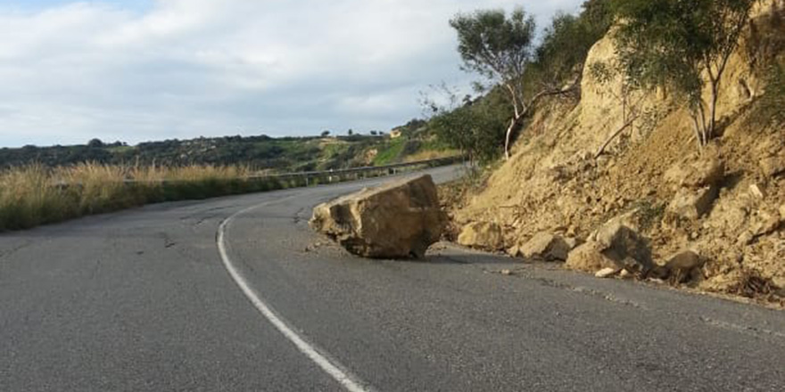 Yola düşen kaya kaldırıldı