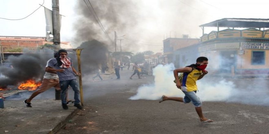 Venezuela ordusu Kolombiya sınırındaki göstericilere biber gazı attı