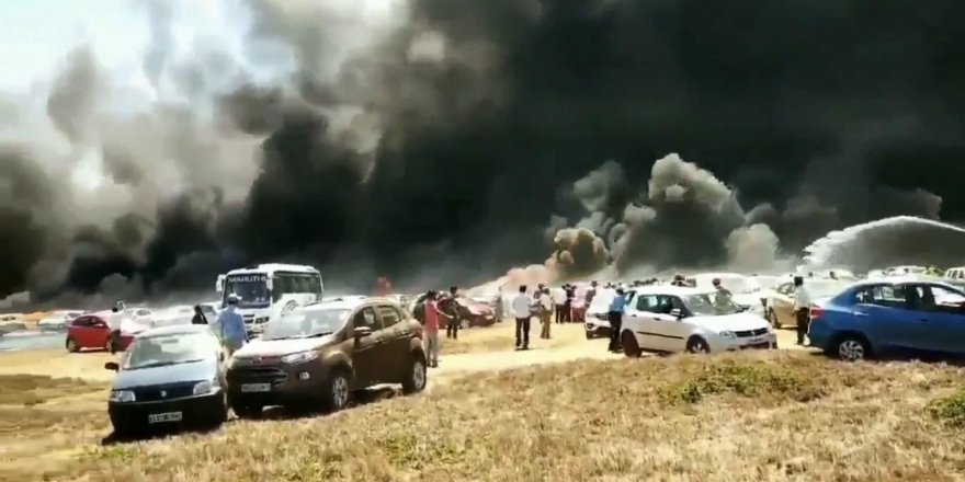 Uçuş gösterisi izlemeye gelenlerin araçları yandı: 300 araba kül oldu
