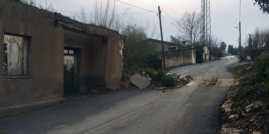 Kerpiç evin duvarı yıkıldı, yol kapandı