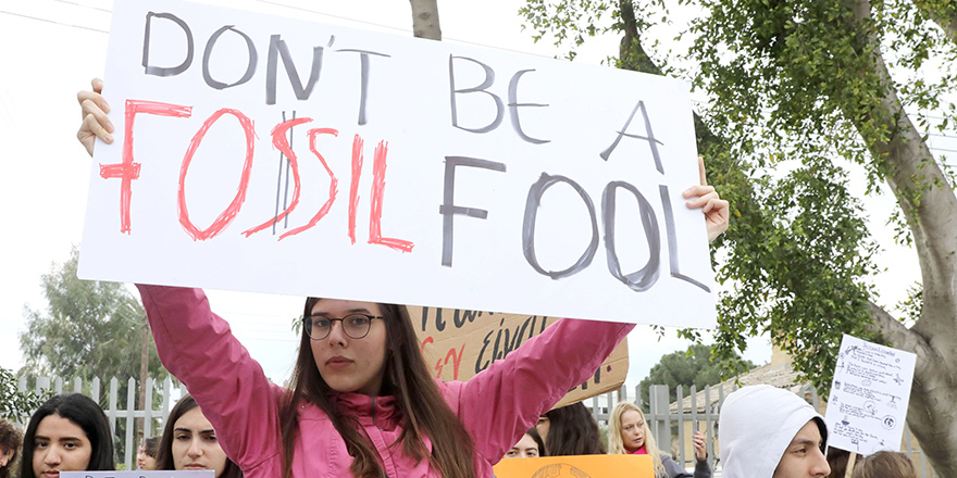 Derslere girmeyen binlerce öğrenci, iklim değişikliğine karşı sokakta