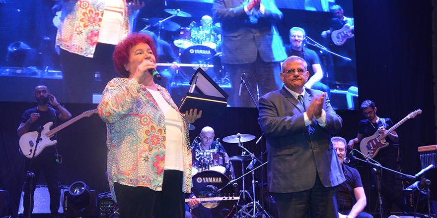 Selda Bağcan’dan DAÜ’de görkemli konser 