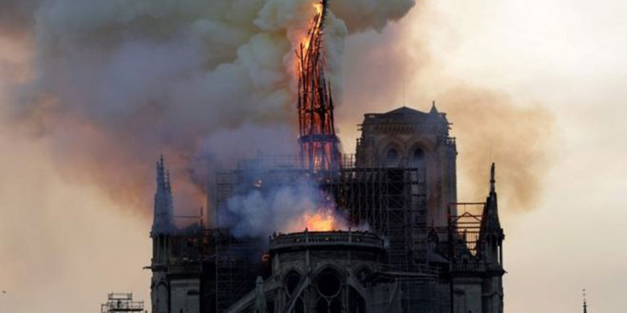 Paris'teki  Notre Dame Katedrali'nde yangın
