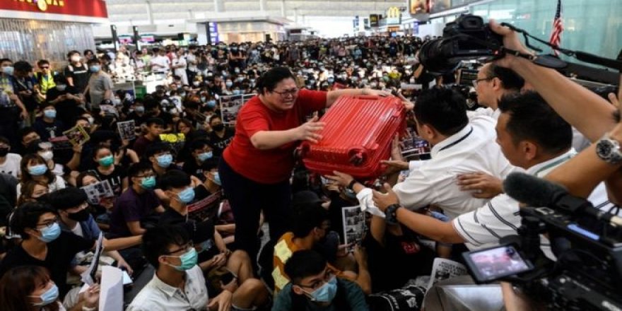 Hong Kong: Protestolar yüzünden dünyanın en yoğun 8. havalimanında check-in işlemleri askıya alındı