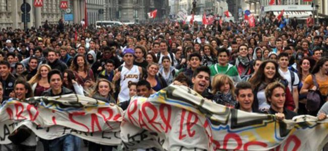 İtalyada öğrenciler sokağa döküldü