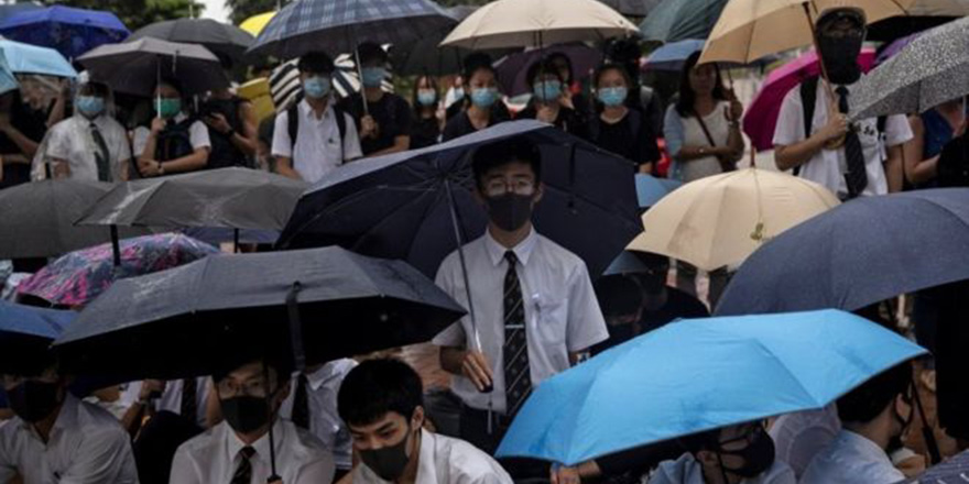 Hong Kong'da öğrenciler protestolara katılıyor