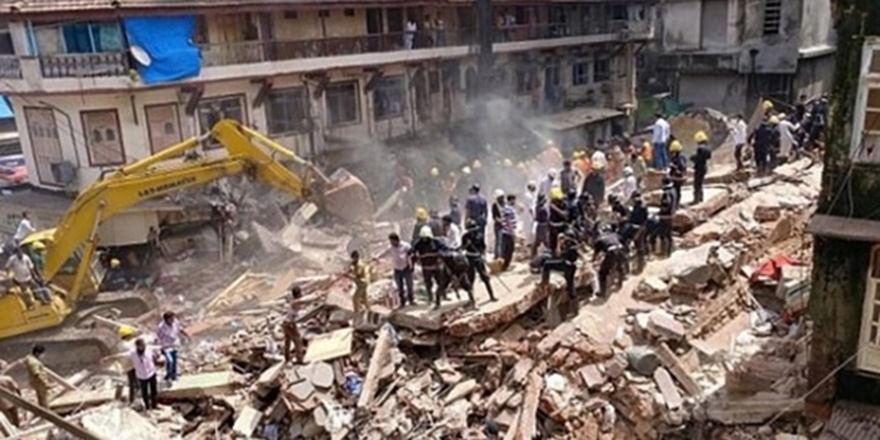 Hindistan'da asırlık bina çöktü: 5 ölü