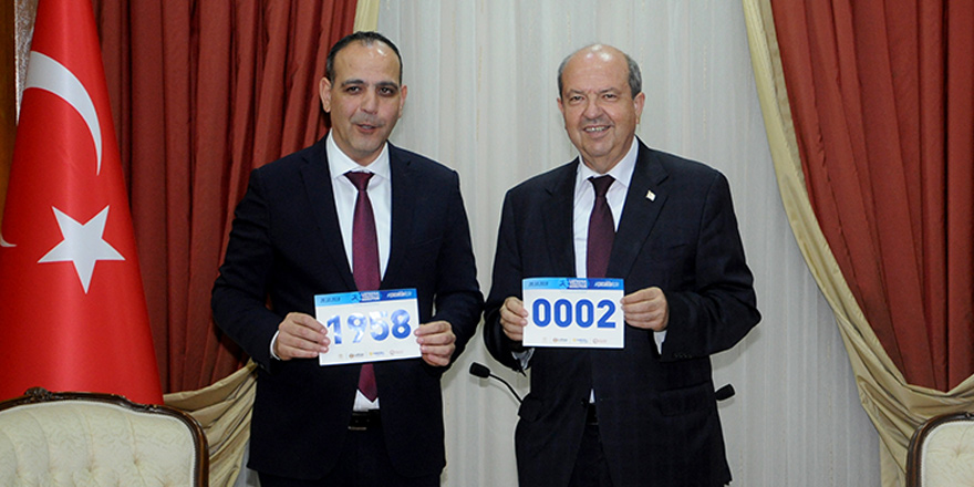 Harmancı, Tatar'a maraton numarasını takdim etti