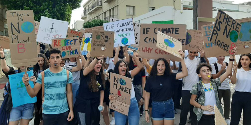 Girne’de gençler iklim ve çevre için yürüdü