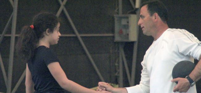 Yönlüer’e hediye etti