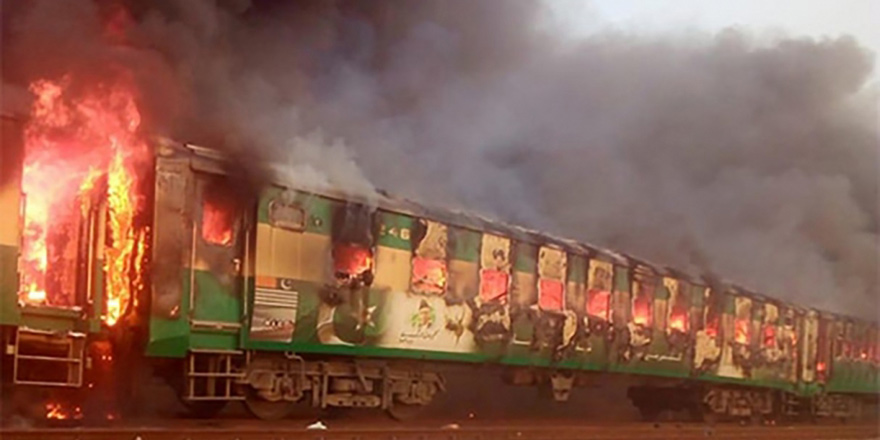 Pakistan'da trende yangın: 73 ölü