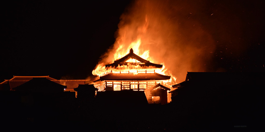 Japonya'da 500 yıllık Shuri Kalesi yandı
