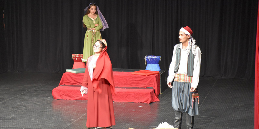 “7 Kocalı Hürmüz” oyunu Girne'de sahnelendi