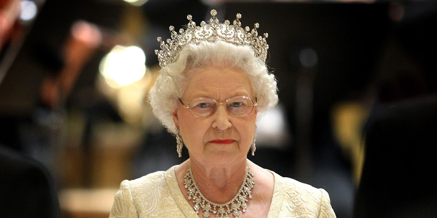 Kraliçe II. Elizabeth tahtı oğlu Prens Charles'a devrediyor