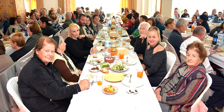 Dikmen Belediyesi’nden yaşlılara geleneksel yılbaşı yemeği