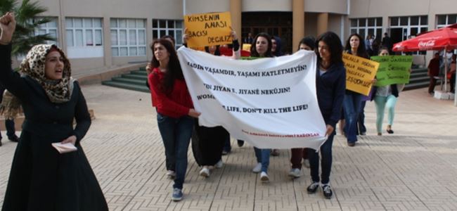 DAÜde kadına yönelik şiddete protesto