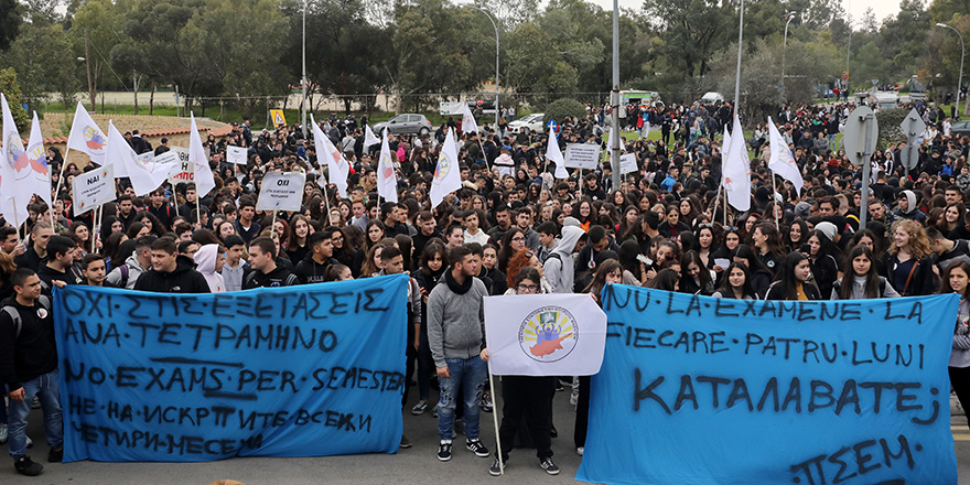 Eğitim ve sınav sistemini protesto ettiler