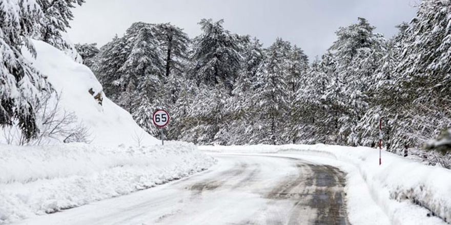Trodos'ta aşırı kar yağışı nedeniyle yollar kapandı