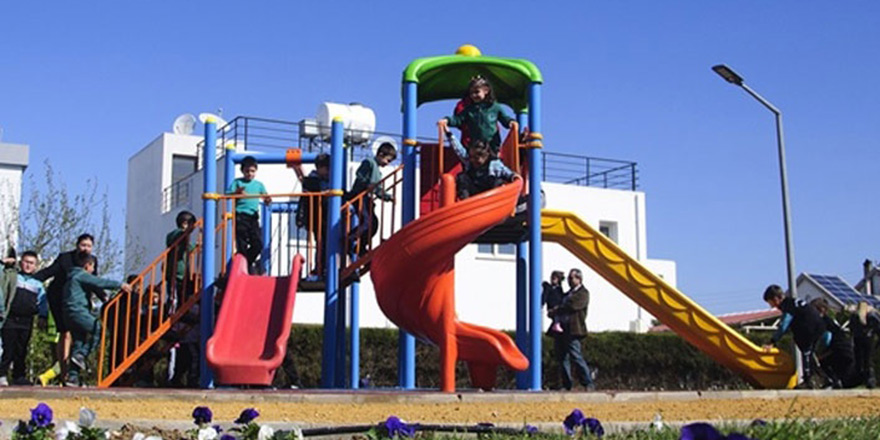 Parklar çocuklara açıldı